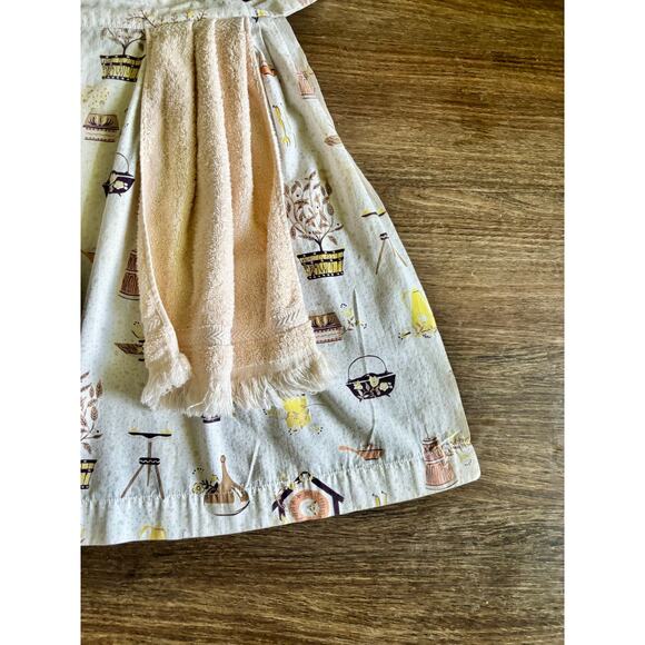 Vintage 1950s Half Apron Novelty Print Kitchen Knick Knacks Attached Hand Towel - Picture 2 of 13